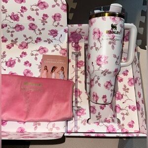 NWT STANLEY X LOVESHACKFANCY
RIBBON ROSA 40 OZ QUENCHER - SHIPS
TODAY!